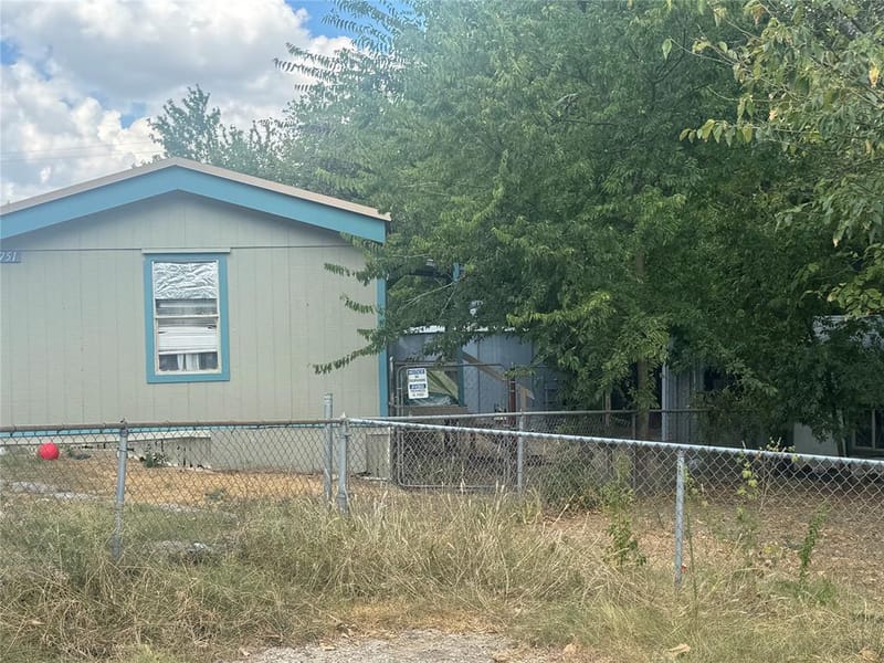 2751 Breezewood Lane, Lancaster TX 75146