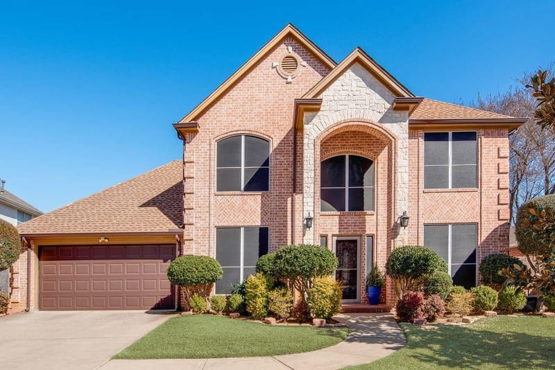 6405 Creekbend Court, Arlington TX 76001 - Photo 2