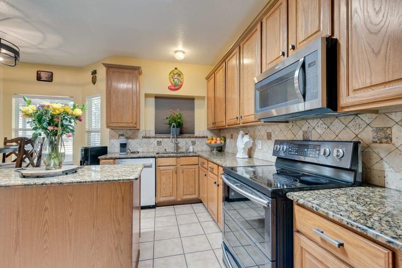 6405 Creekbend Court, Arlington TX 76001 - Photo 10