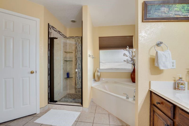 6405 Creekbend Court, Arlington TX 76001 - Photo 18