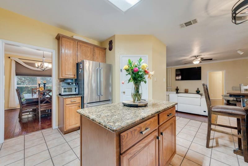 6405 Creekbend Court, Arlington TX 76001 - Photo 11