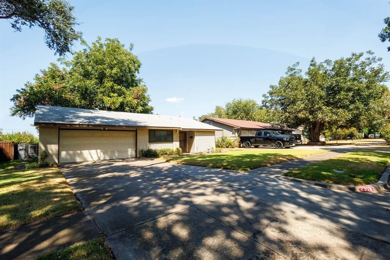 2919 Bergen Lane, Farmers Branch TX 75234 - Photo 2