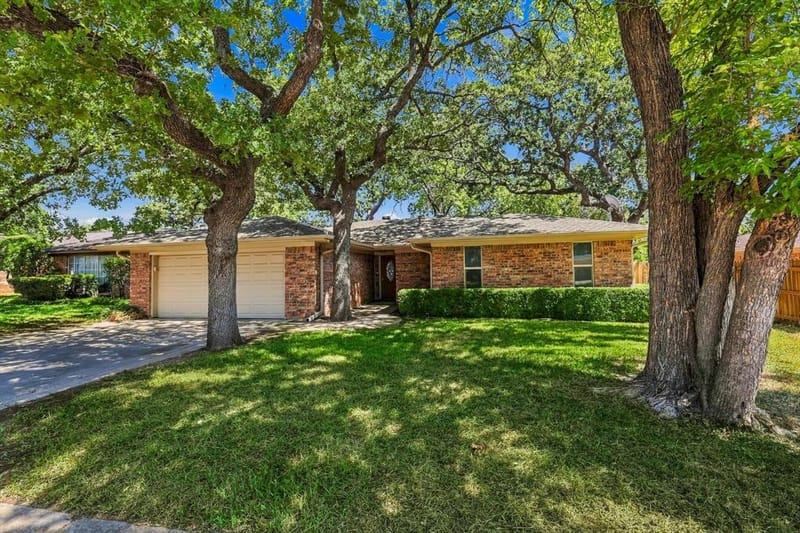 2724 Meadow Green, Bedford TX 76021