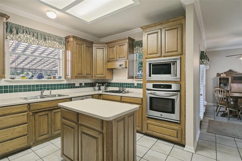 1814 Woodridge Drive, Arlington TX 76013 - Photo 12