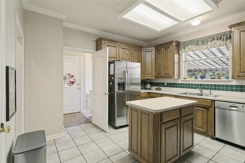 1814 Woodridge Drive, Arlington TX 76013 - Photo 11