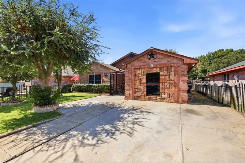 4704 Lizzy Drive, Dallas TX 75211 - Photo 2
