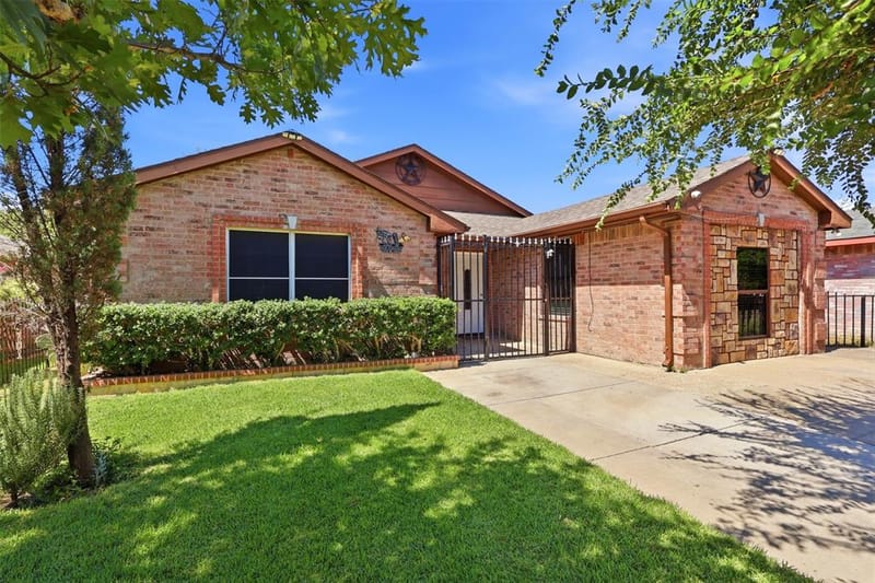 4704 Lizzy Drive, Dallas TX 75211 - Photo 3
