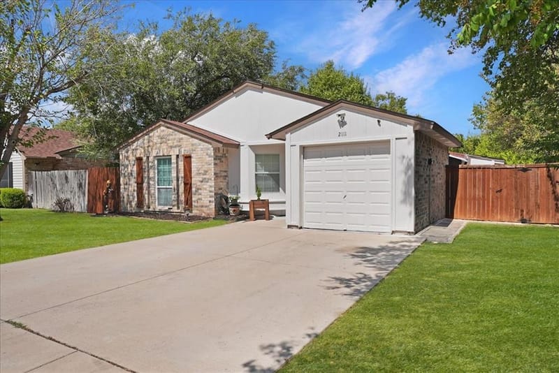 2111 Sharpshire Lane, Arlington TX 76014 - Photo 3