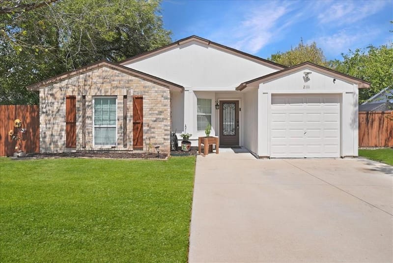 2111 Sharpshire Lane, Arlington TX 76014