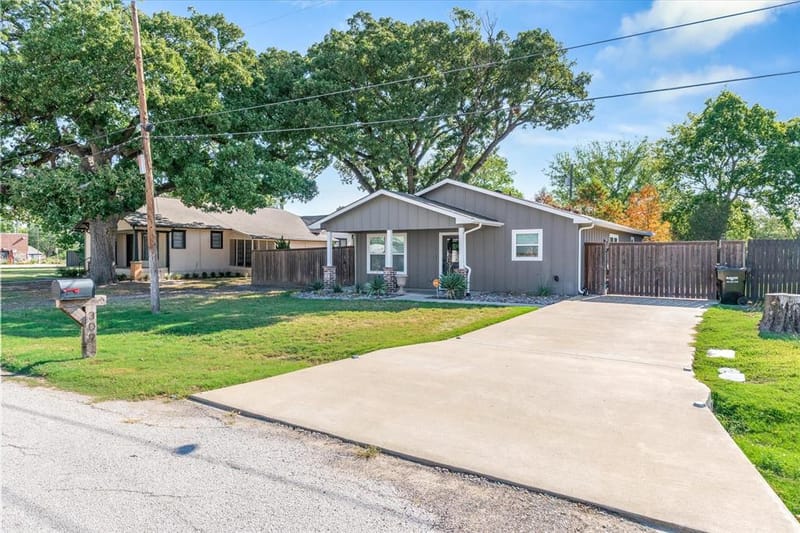 309 S Crockett Street, Edgewood TX 75117 - Photo 2