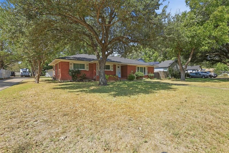 618 Bellevue Drive, Cleburne TX 76033 - Photo 3