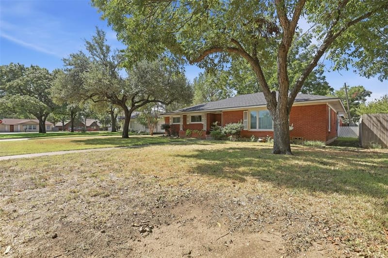 618 Bellevue Drive, Cleburne TX 76033 - Photo 4