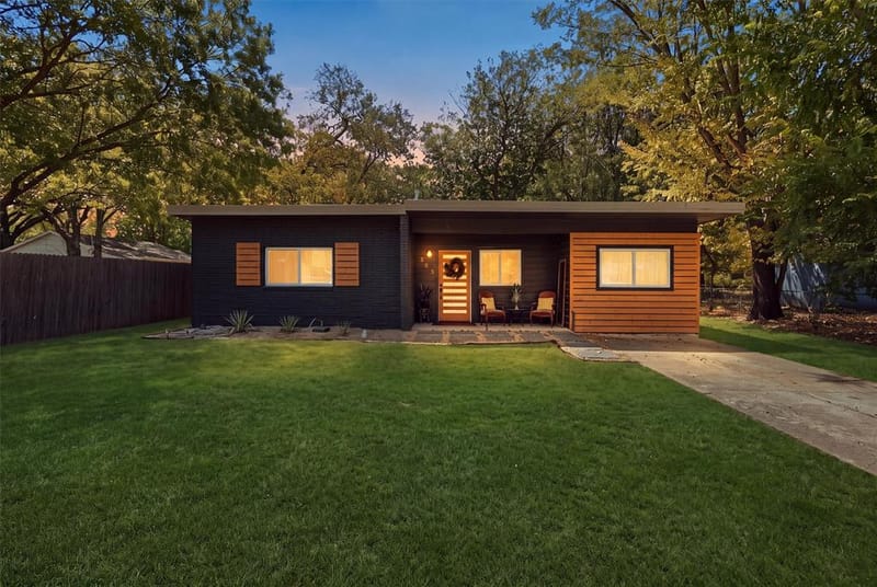 803 W Bluff Street, Granbury TX 76048 - Photo 2