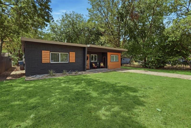 803 W Bluff Street, Granbury TX 76048 - Photo 3