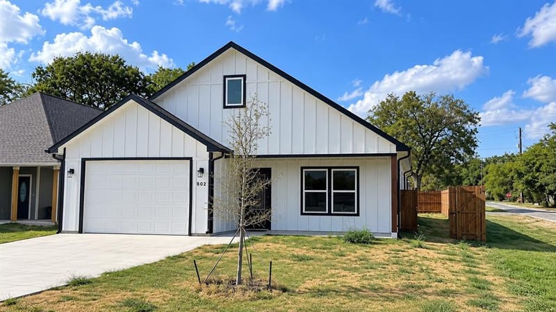 302 W Pine Street, Whitewright TX 75491 - Photo 2