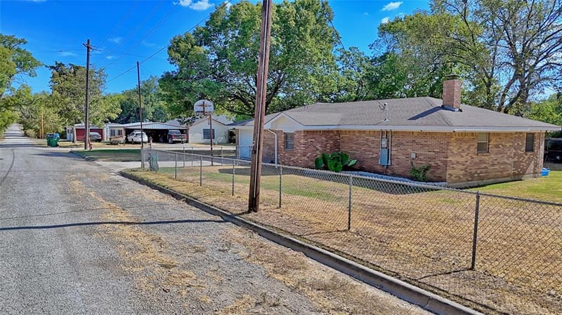 105 E Pecan Street, Saint Jo TX 76265 - Photo 24