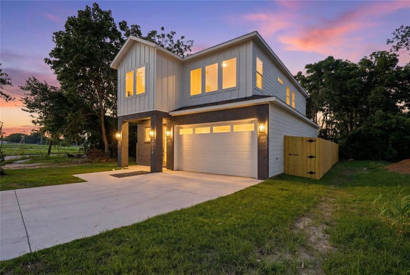 5806 Carlton Garrett Street, Dallas TX 75215 - Photo 2