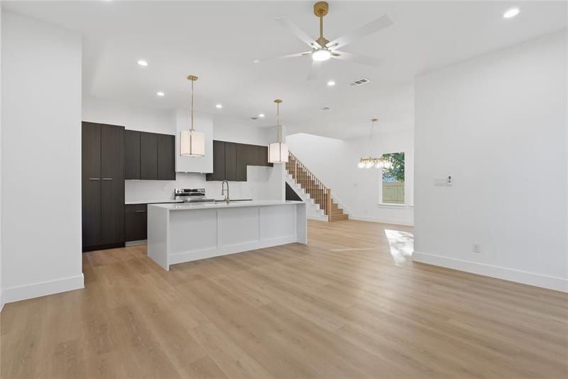 5806 Carlton Garrett Street, Dallas TX 75215 - Photo 6