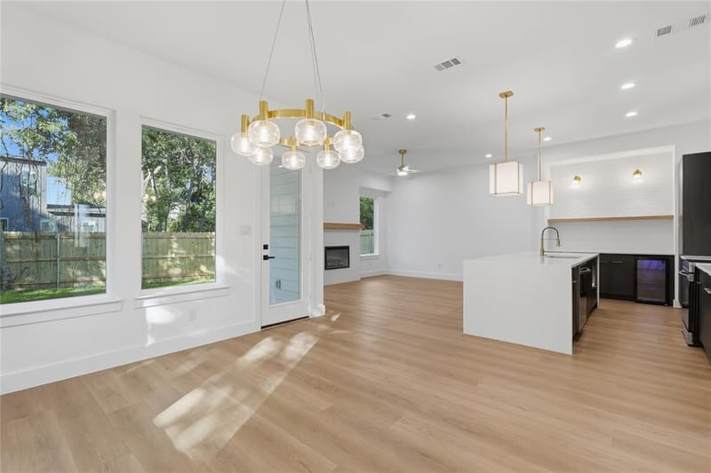 5806 Carlton Garrett Street, Dallas TX 75215 - Photo 7