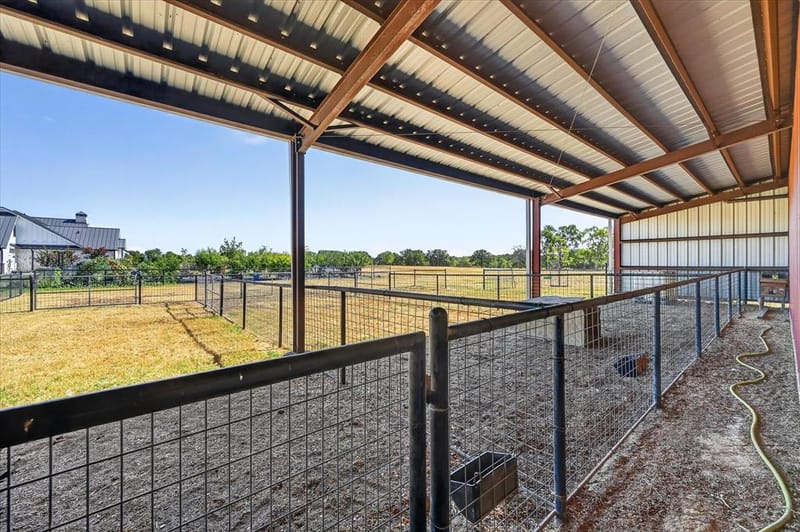 7490 County Road 423, Grandview TX 76050 - Photo 8