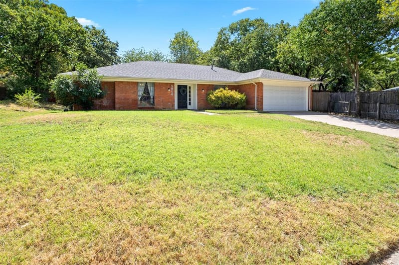 5816 Gatewood Drive, Arlington TX 76016 - Photo 2