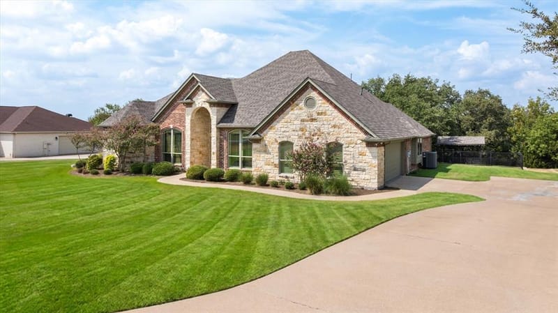 1616 Crow Creek Drive, Granbury TX 76049 - Photo 4