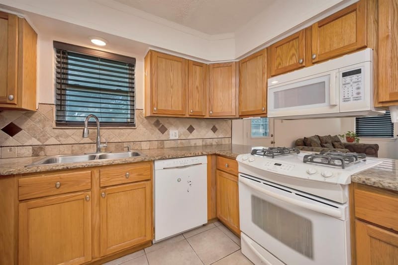 512 E Mission Street, Crowley TX 76036 - Photo 6