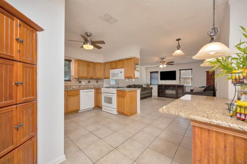 512 E Mission Street, Crowley TX 76036 - Photo 3