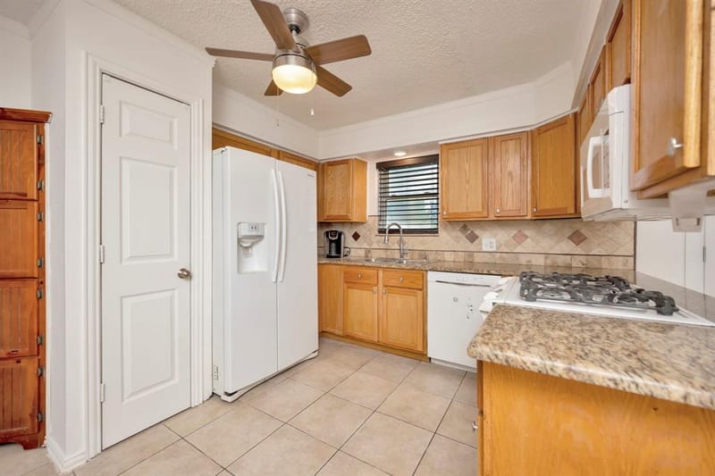 512 E Mission Street, Crowley TX 76036 - Photo 9