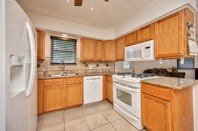 512 E Mission Street, Crowley TX 76036 - Photo 8