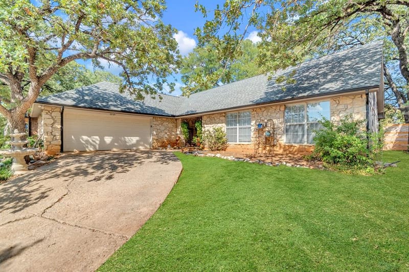2225 Ridgedale Drive, Arlington TX 76013 - Photo 2