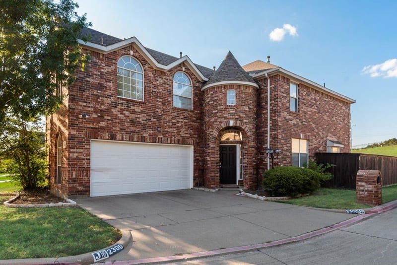 2300 Springmere Drive, Arlington TX 76012 - Photo 2