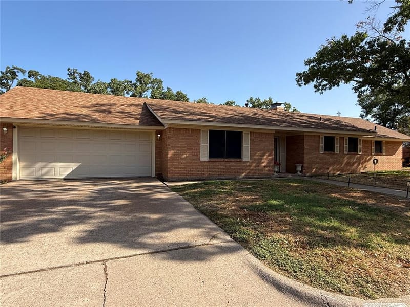 604 Kingwood Drive, Mineral Wells TX 76067 - Photo 2