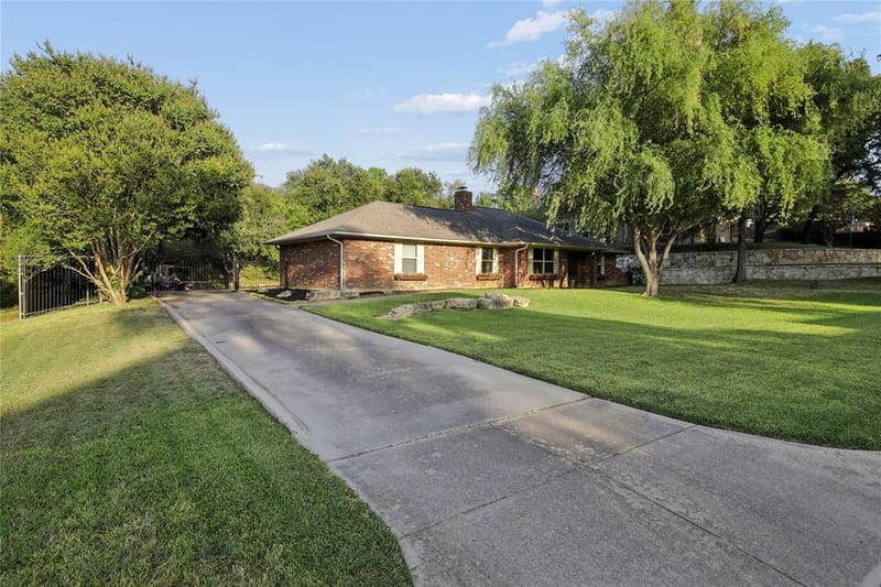 257 Willow Ridge Road, Fort Worth TX 76103 - Photo 2