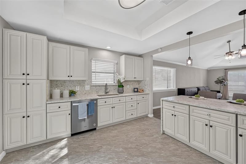 806 Creekside Drive, Euless TX 76040 - Photo 2