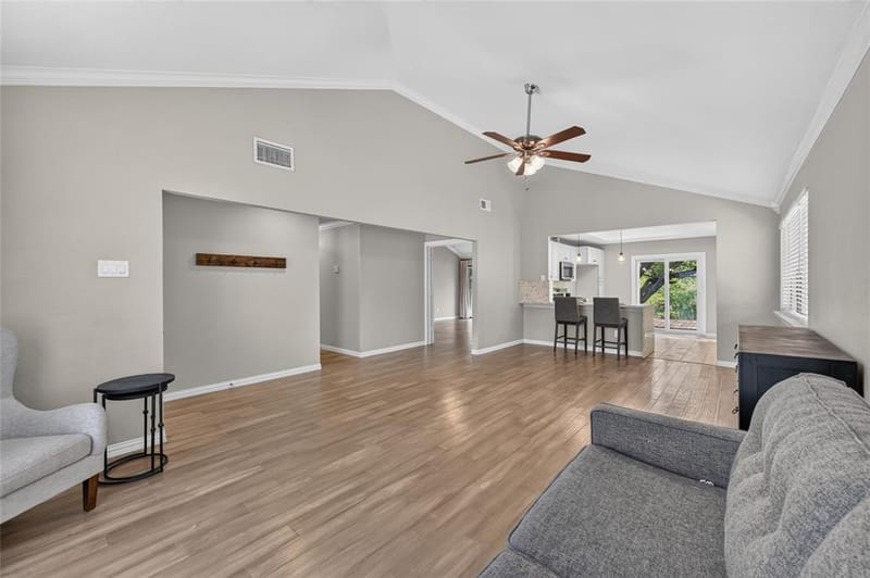 806 Creekside Drive, Euless TX 76040 - Photo 3