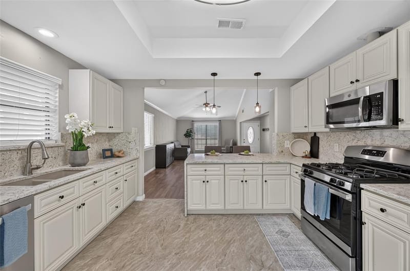 806 Creekside Drive, Euless TX 76040 - Photo 8