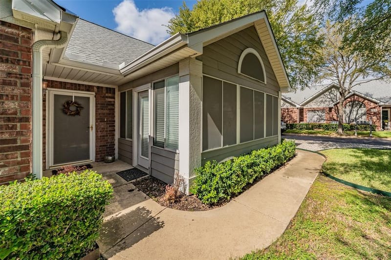 918 Bridges Drive, Arlington TX 76012 - Photo 2