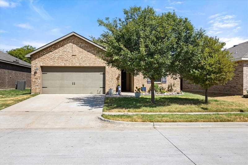 433 Starboard Drive, Crowley TX 76036 - Photo 2