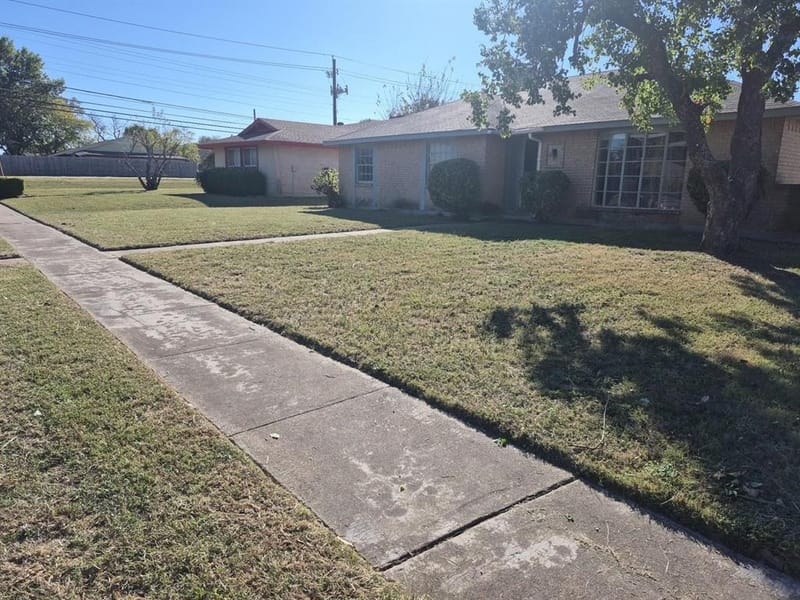 2705 Tanglewood Drive, Lancaster TX 75134 - Photo 2