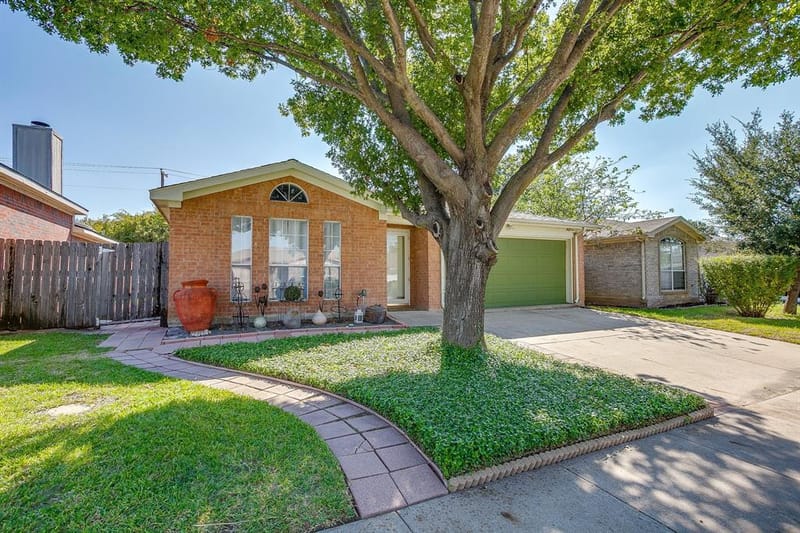 704 Charles City Drive, Arlington TX 76018 - Photo 2