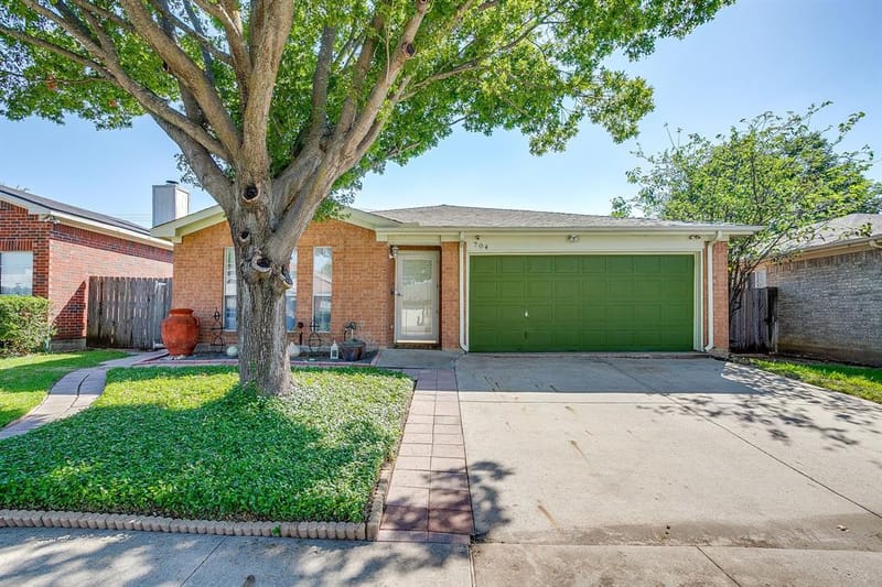 704 Charles City Drive, Arlington TX 76018