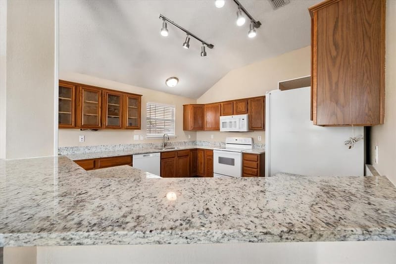 926 Tennis Villa Drive, Arlington TX 76017 - Photo 6
