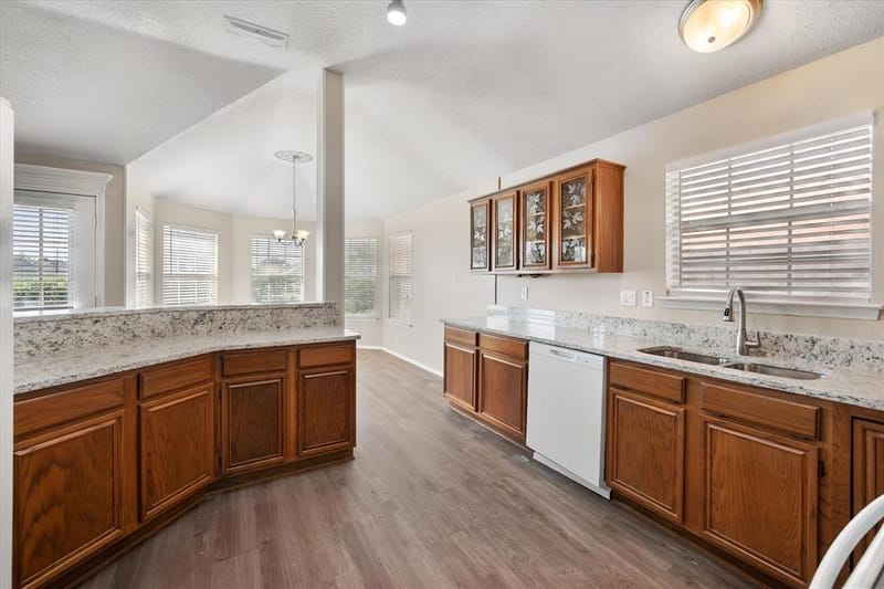 926 Tennis Villa Drive, Arlington TX 76017 - Photo 5