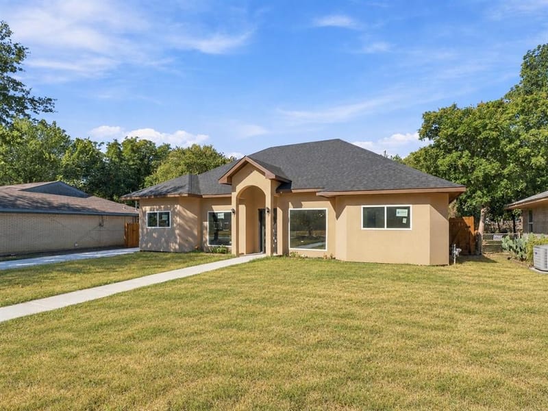 507 Staffordshire Drive, Irving TX 75061 - Photo 2