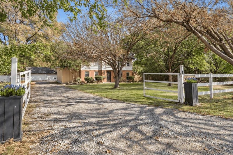 8912 S Hickory Road, Krum TX 76249 - Photo 2