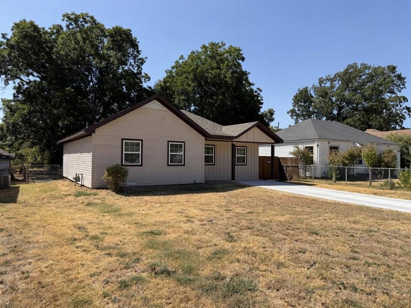 1205 Oak Street, Grand Prairie TX 75050