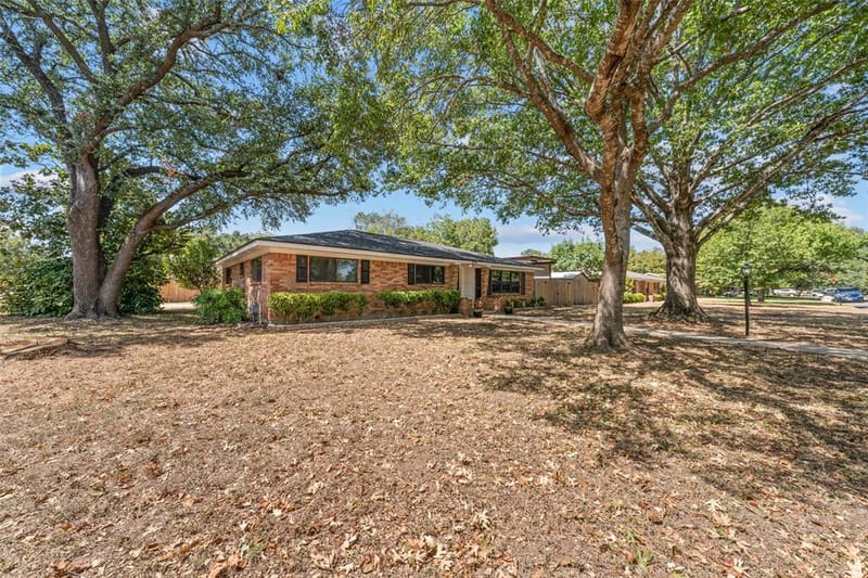 400 Cranbrook Drive, Woodway TX 76712 - Photo 2