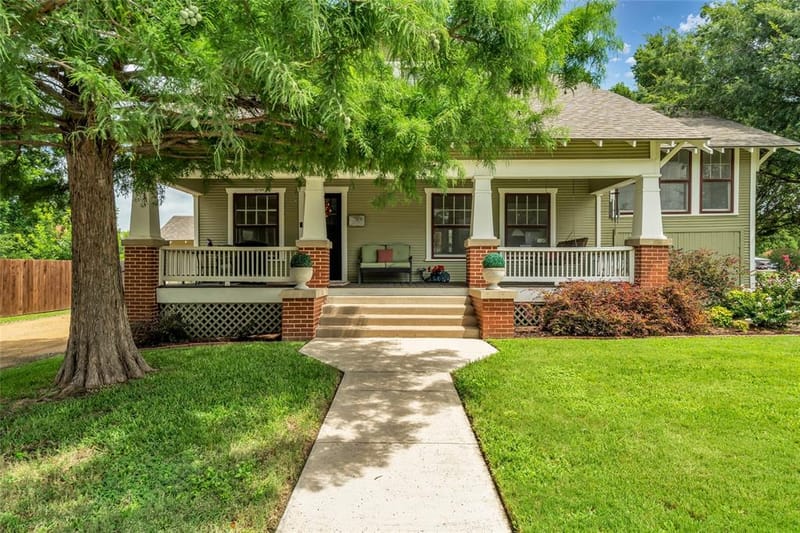 300 W College Street, Grapevine TX 76051