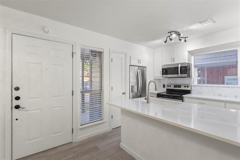 1424 Meadowood Village Drive, Fort Worth TX 76120 - Photo 7
